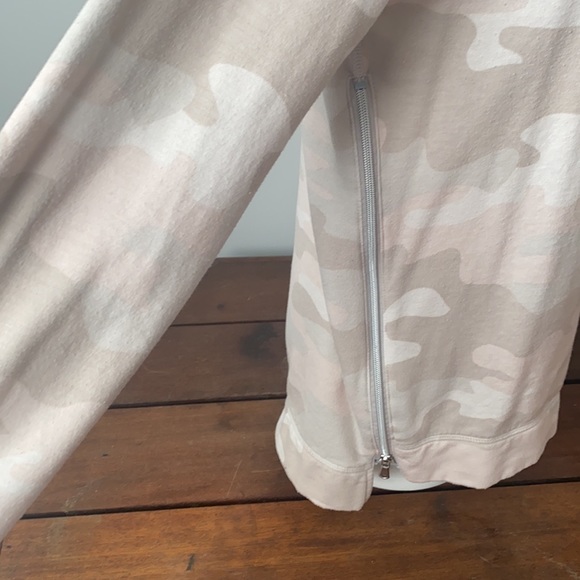 Stella and Dot medium animal print sweatshirt - Picture 3 of 6